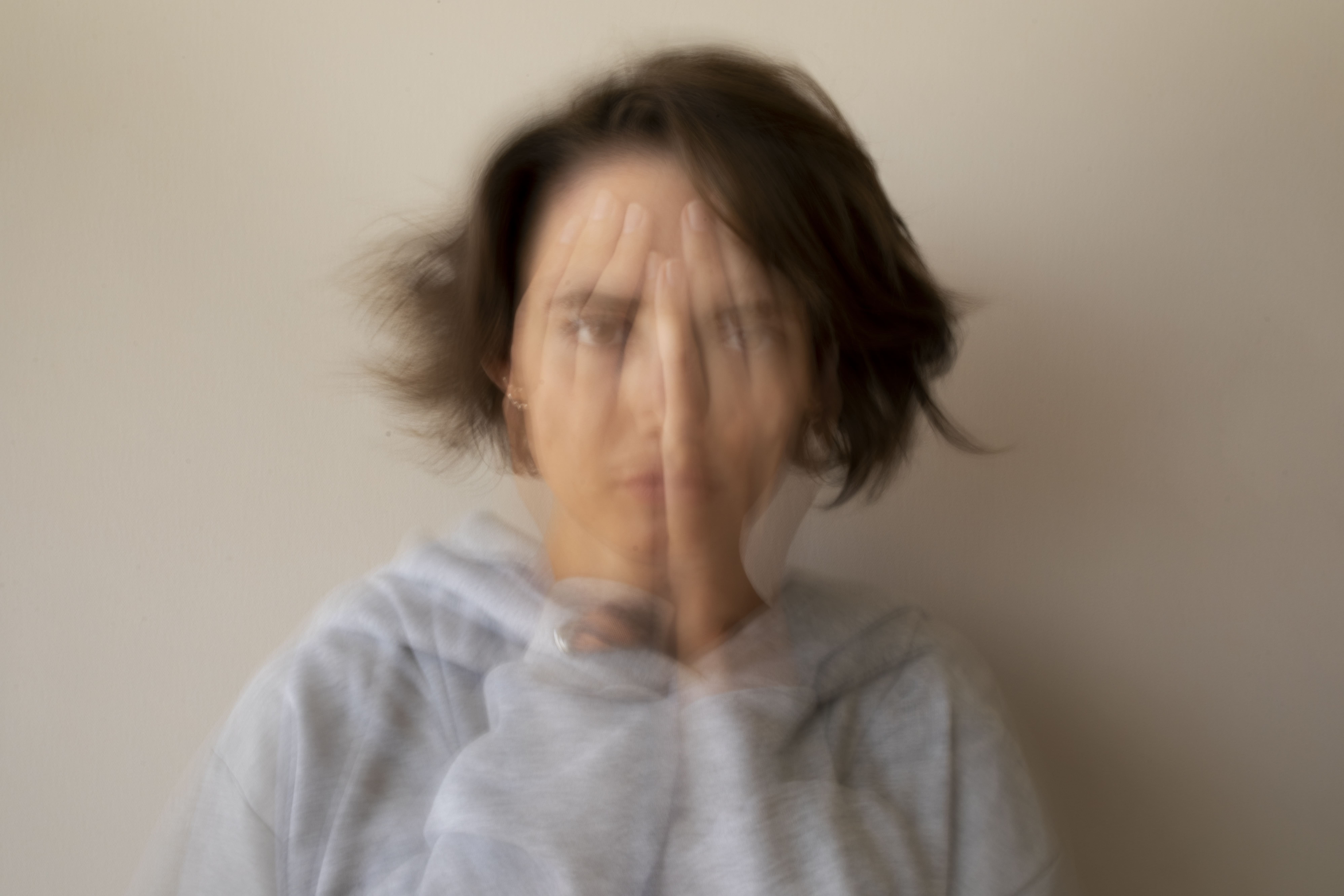 Mujer con expresión confusa y rostro borroso, representando los efectos del trastorno bipolar en Goya.