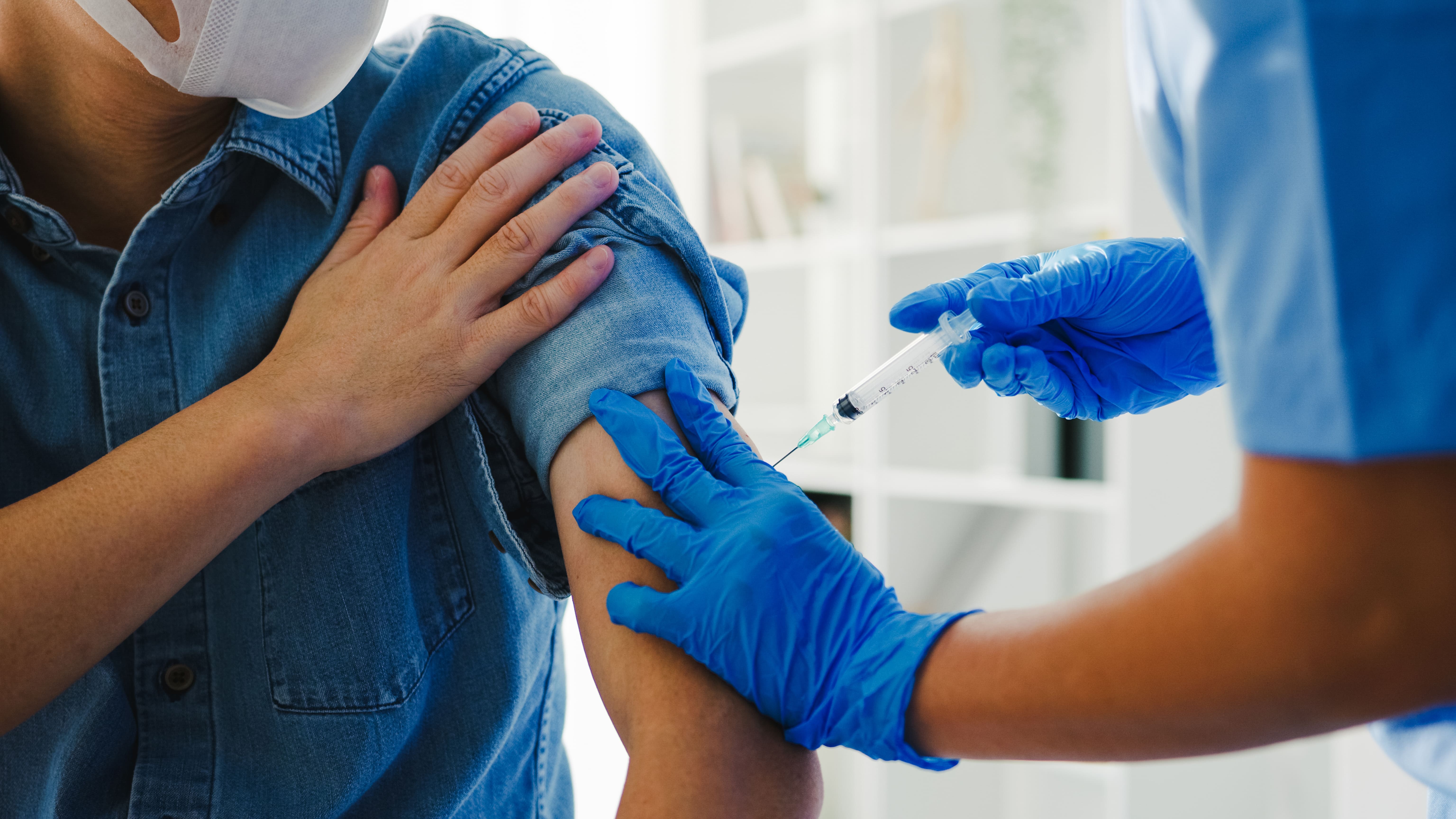 Vacuna gripe en Aranjuez: paciente recibiendo la vacuna contra la gripe aplicada por un profesional de la salud