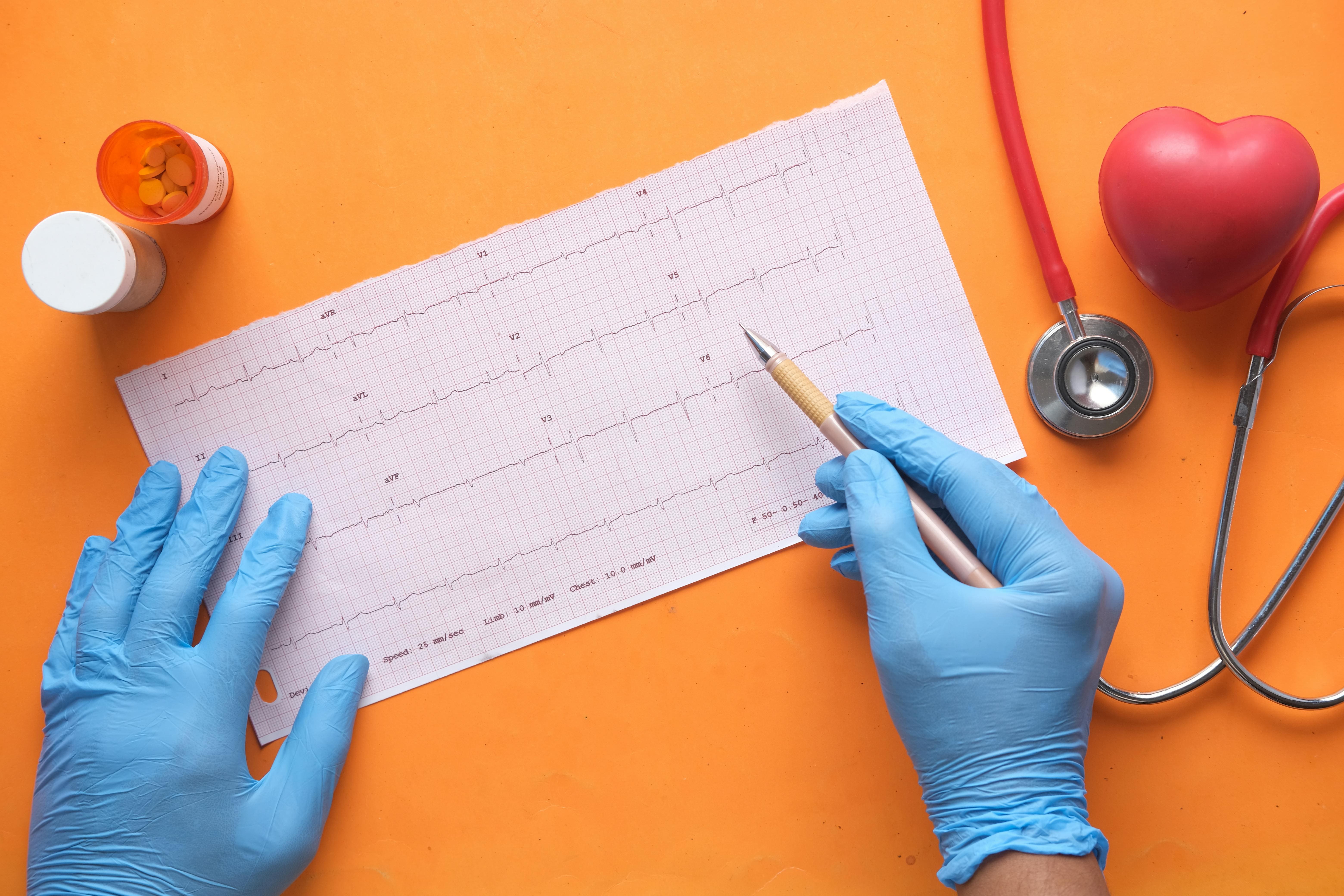 ¿Qué tipos de servicios ofrecen los cardiólogos para pacientes con arritmias?