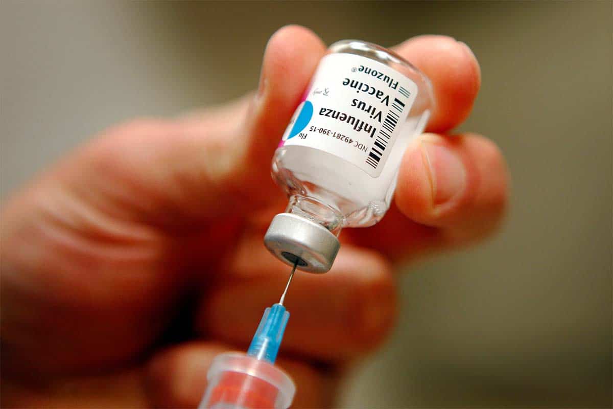 Profesional sanitario preparando una vacuna contra la gripe para la vacuna gripe en Villaviciosa de Odón.