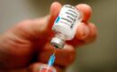 Profesional sanitario preparando una vacuna contra la gripe para la vacuna gripe en Villaviciosa de Odón.