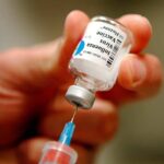 Profesional sanitario preparando una vacuna contra la gripe para la vacuna gripe en Villaviciosa de Odón.